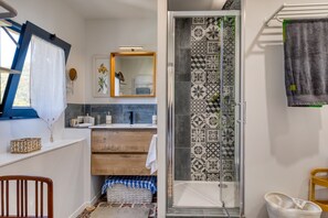 Chuveiro, produtos de toalete grátis, secador de cabelo 