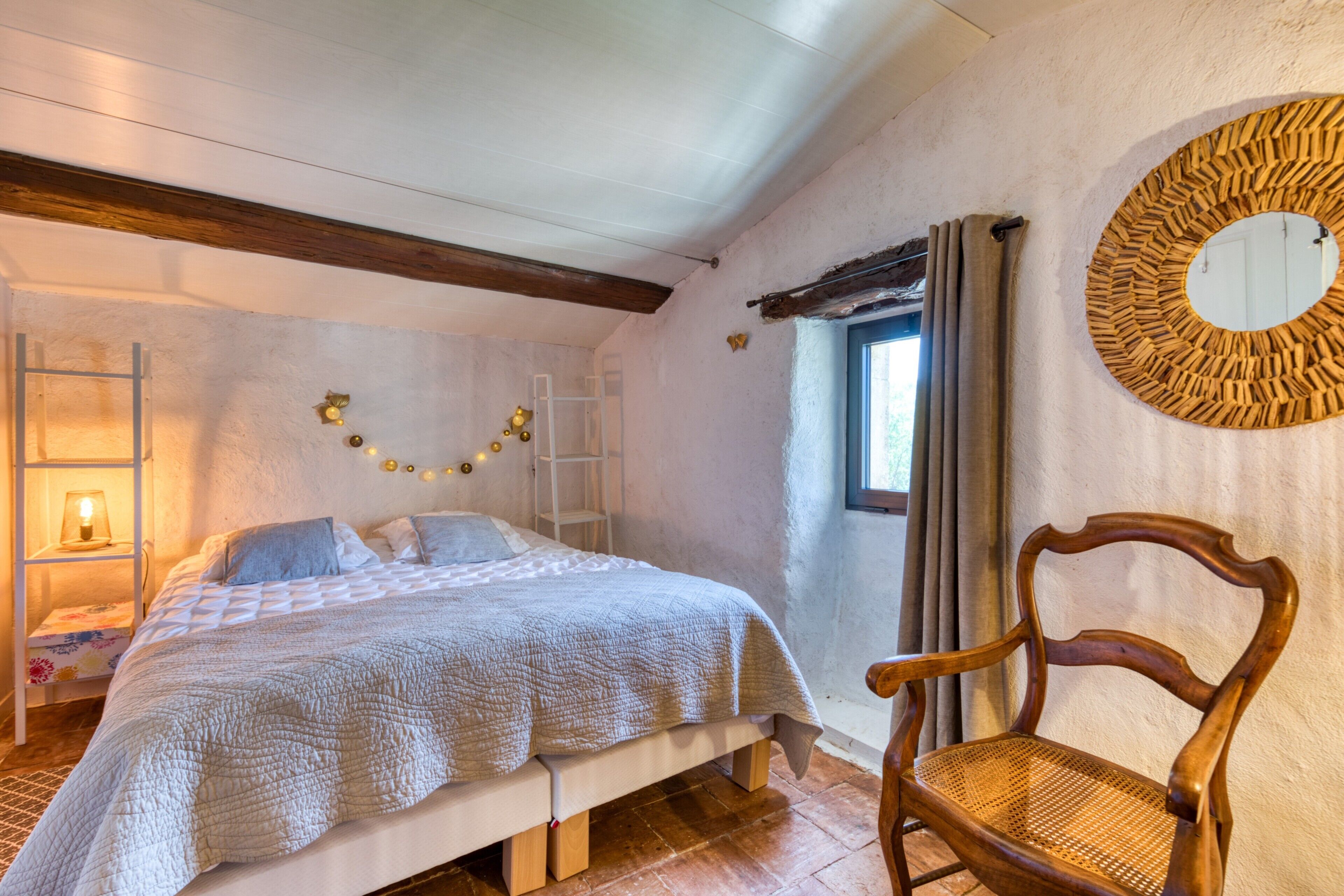 2 habitaciones, escritorio, tabla de planchar con plancha y wifi gratis 