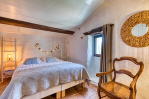 2 quartos, escrivaninha, ferros/tábuas de passar roupa