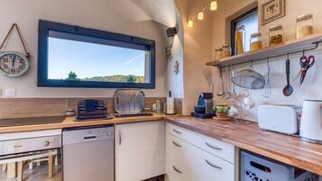 Een koelkast, een microgolfoven, een oven, een kookplaat