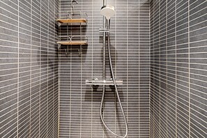 Dusch, hårtork och handdukar