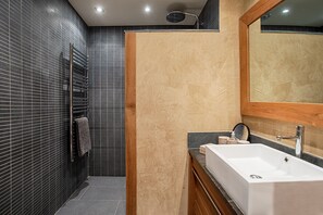 Ducha, secador de pelo y toallas