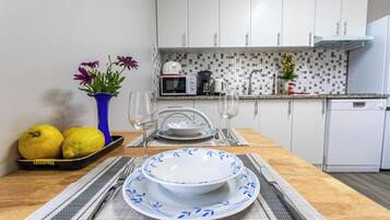 Fridge, microwave, stovetop, dishwasher