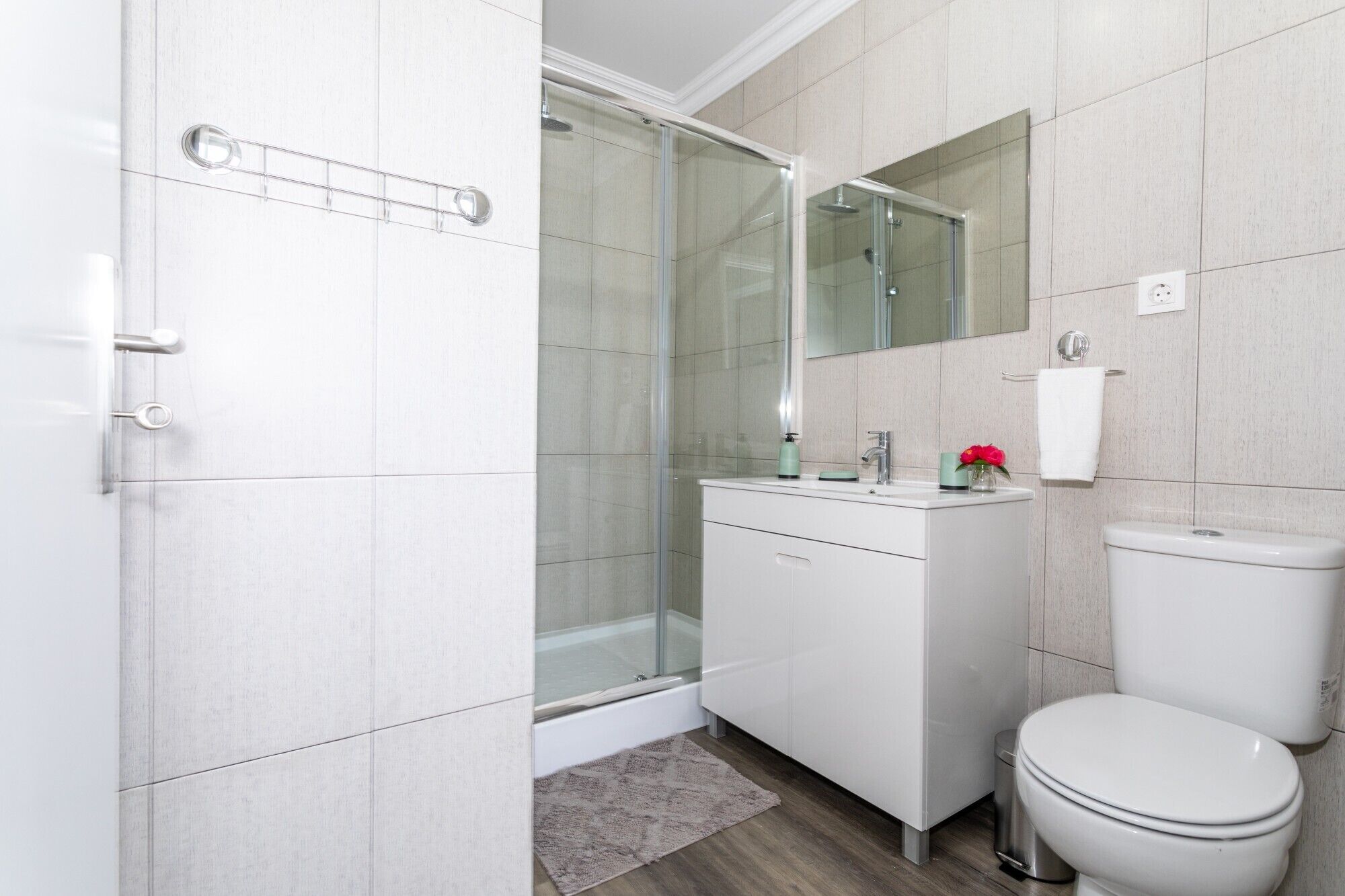 Een douche, een haardroger, handdoeken