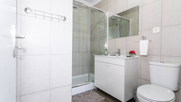 Een douche, een haardroger, handdoeken