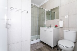 Dusch, hårtork och handdukar