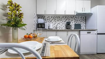 Refrigerador, microondas, parrilla de estufa y lavavajillas
