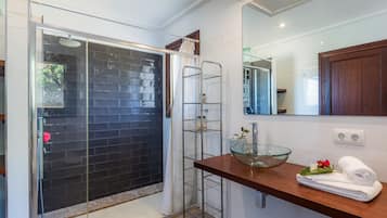 Badewanne, Haartrockner, Handtücher