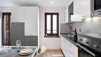 Jääkaappi, mikroaaltouuni, uuni, liesi