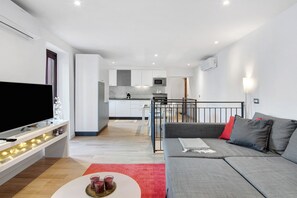 TV - Apartment 'Fogazzaro Lake View' with Lake View, Wi-Fi and Air Conditioning (Albogasio-Oria Valsolda)