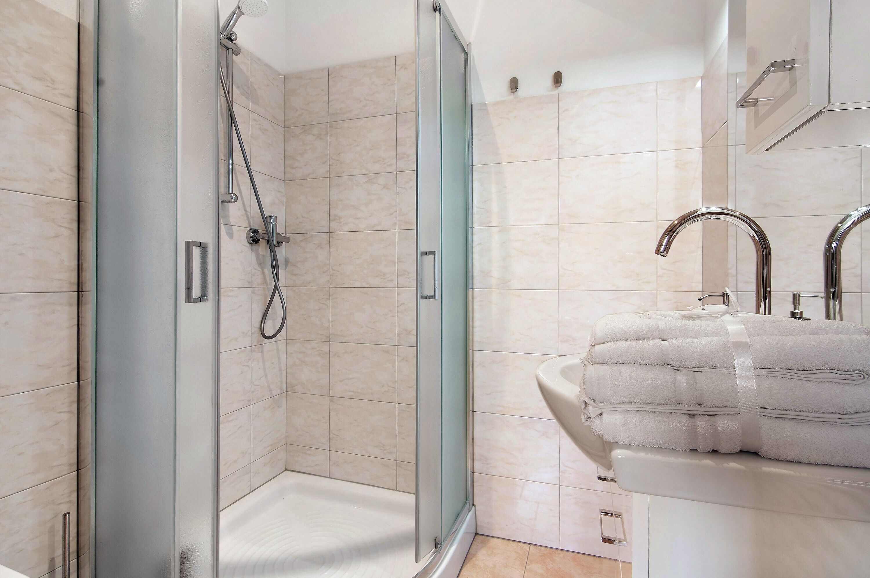 Ducha, secador de pelo, toallas