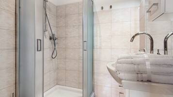 Ducha, secador de pelo, toallas