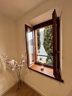 Interior - Apartment 'Fogazzaro Lake View' with Lake View, Wi-Fi and Air Conditioning (Albogasio-Oria Valsolda)