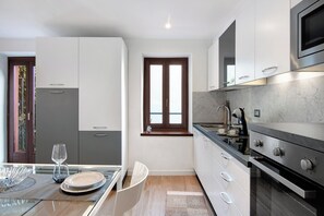 Fridge, microwave, oven, stovetop - Apartment 'Fogazzaro Lake View' with Lake View, Wi-Fi and Air Conditioning (Albogasio-Oria Valsolda)
