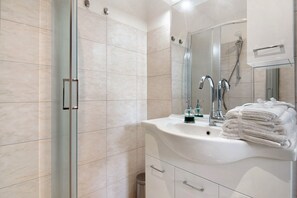 Shower, hair dryer, towels - Apartment 'Fogazzaro Lake View' with Lake View, Wi-Fi and Air Conditioning (Albogasio-Oria Valsolda)