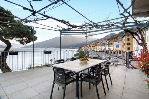 Apartment "Casa Glicine" with Lake View, Private Terrace & Wi-Fi