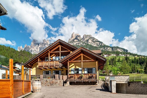 Appartement 'Davide' avec vue sur les montagnes, jardin privé et Wi-Fi.