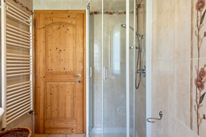 Douche, sèche-cheveux, serviettes fournies
