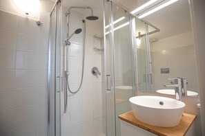 Dusche, Haartrockner, Bidet, Handtücher