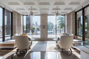 Coin salon dans le hall