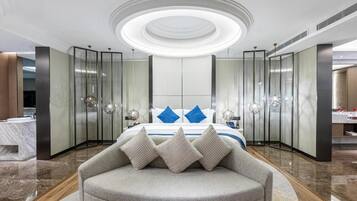 Suite Royale | Coffres-forts dans les chambres, bureau, chambres insonorisées