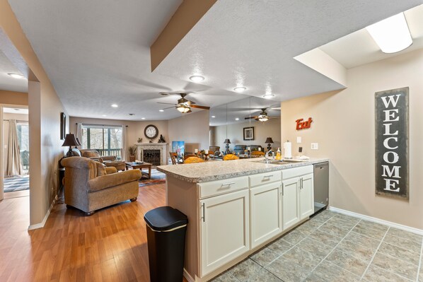 Interior - Gorgeous Updated 2 Bedroom 2 Bath Condo on Lake Taneycomo (Branson)