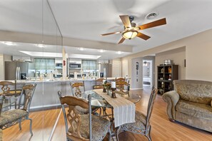 Dining - Gorgeous Updated 2 Bedroom 2 Bath Condo on Lake Taneycomo (Branson)