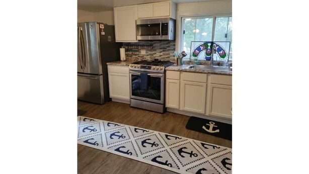 Coffee/tea maker, fridge, microwave, oven - Lake Geneva Area Cottage -walk to Lake Mary WIFI, Gas grill, golf, FENCED yard  (Twin Lakes)