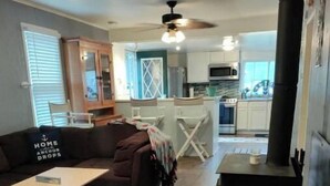 Smart TV, fireplace, DVD player - Lake Geneva Area Cottage -walk to Lake Mary WIFI, Gas grill, golf, FENCED yard  (Twin Lakes)