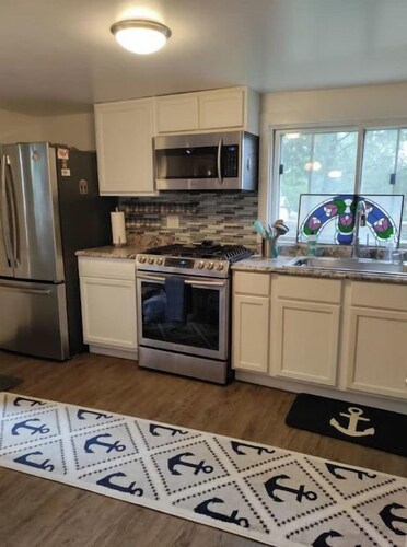Lake Geneva Area Cottage -walk to Lake Mary WIFI, Gas grill, golf, FENCED yard 