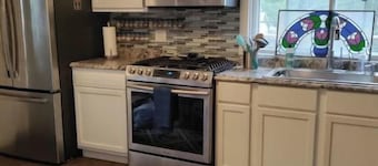 Lake Geneva Area Cottage -walk to Lake Mary WIFI, Gas grill, golf, FENCED yard 