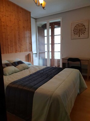 3 Schlafzimmer, Schreibtisch, Bügeleisen/Bügelbrett, kostenloses WLAN