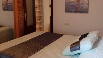 3 slaapkamers, een bureau, een strijkplank/strijkijzer, gratis wifi