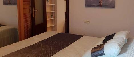 3 slaapkamers, een bureau, een strijkplank/strijkijzer, gratis wifi