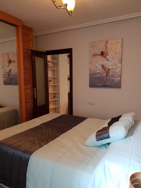 3 bedrooms, desk, iron/ironing board, free WiFi