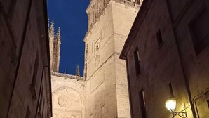 En historisk bygning med detaljeret arkitektur, herunder et markant tårn og en udsmykket facade.