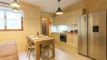 Nhà Tiêu chuẩn, 3 phòng ngủ, tủ lạnh & lò vi sóng (Naduri, Beautiful Gozitan Villa +) | Bếp riêng | Tủ lạnh, lò vi sóng, lò nướng, bếp nấu
