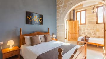 Standard House, Multiple Bedrooms, Refrigerator & Microwave (Naduri, Beautiful Gozitan Villa +) | 3 bilik tidur, Wi-fi percuma, cadar katil