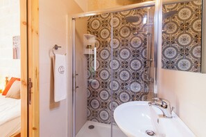 Standard House, Multiple Bedrooms, Refrigerator & Microwave (Naduri, Beautiful Gozitan Villa +) | Bathroom