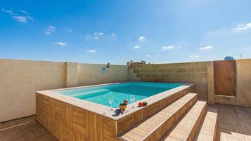 Standard House, Multiple Bedrooms, Refrigerator & Microwave (Naduri, Beautiful Gozitan Villa +) | Kolam renang | Kolam renang terbuka