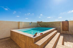 Casa estándar, varias habitaciones, refrigerador y microondas (Naduri, Beautiful Gozitan Villa +) | Alberca | Alberca al aire libre 