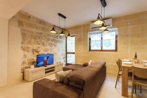 21-inch flat-screen TV with cable channels - Naduri, Beautiful Gozitan Villa + Pool (Nadur)