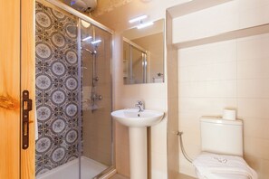 Standard House, Multiple Bedrooms, Refrigerator & Microwave (Naduri, Beautiful Gozitan Villa +) | Bathroom