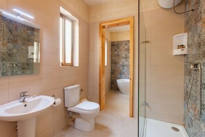Separate bathtub and shower, towels, soap, shampoo - Naduri, Beautiful Gozitan Villa + Pool (Nadur)