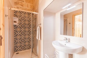 Maison Standard, plusieurs chambres (Naduri, Beautiful Gozitan Villa +) | Salle de bain | Baignoire et douche séparées, serviettes fournies, savon, shampooing