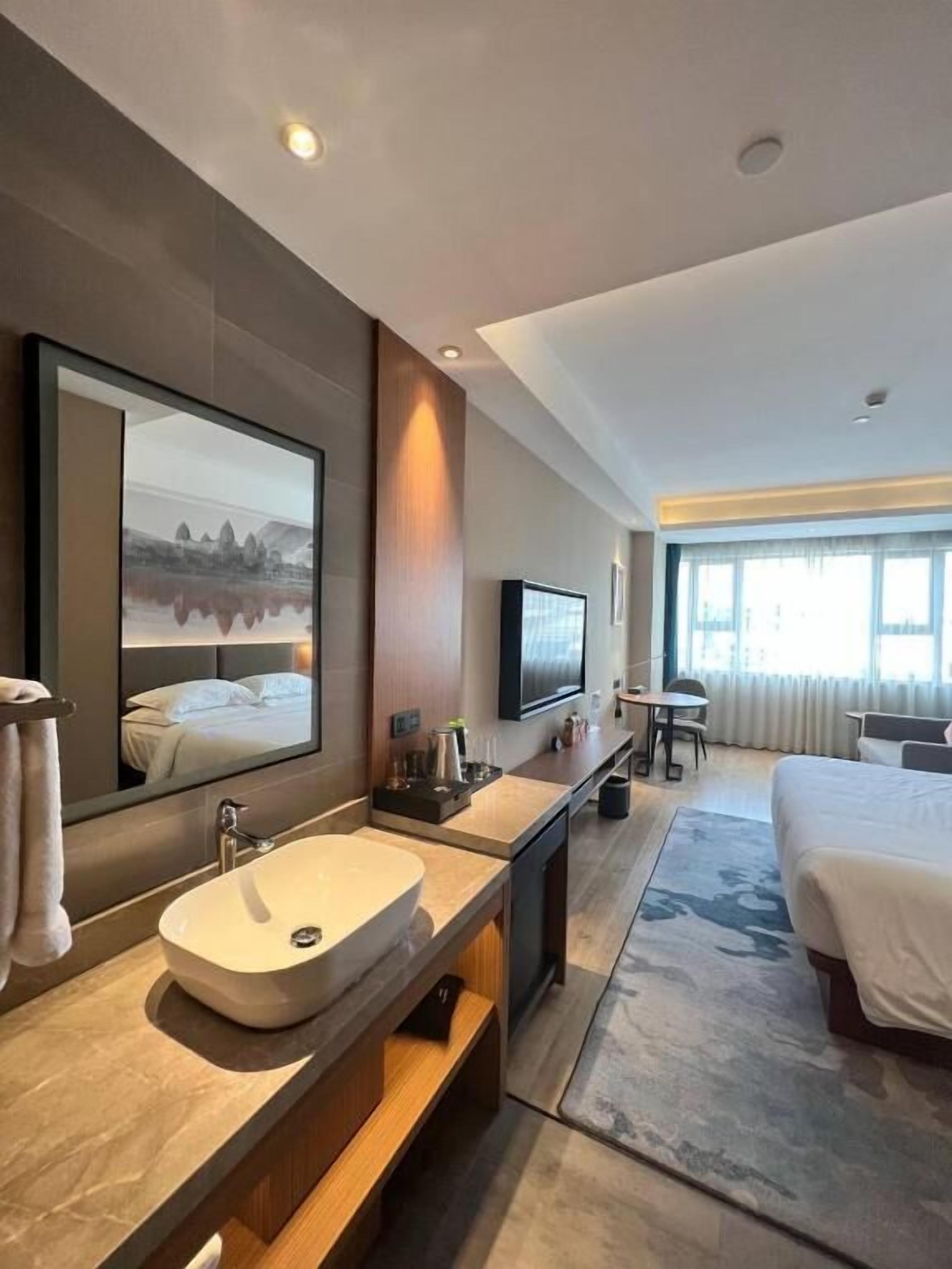 Cofres nos quartos, escrivaninha, quartos à prova de som