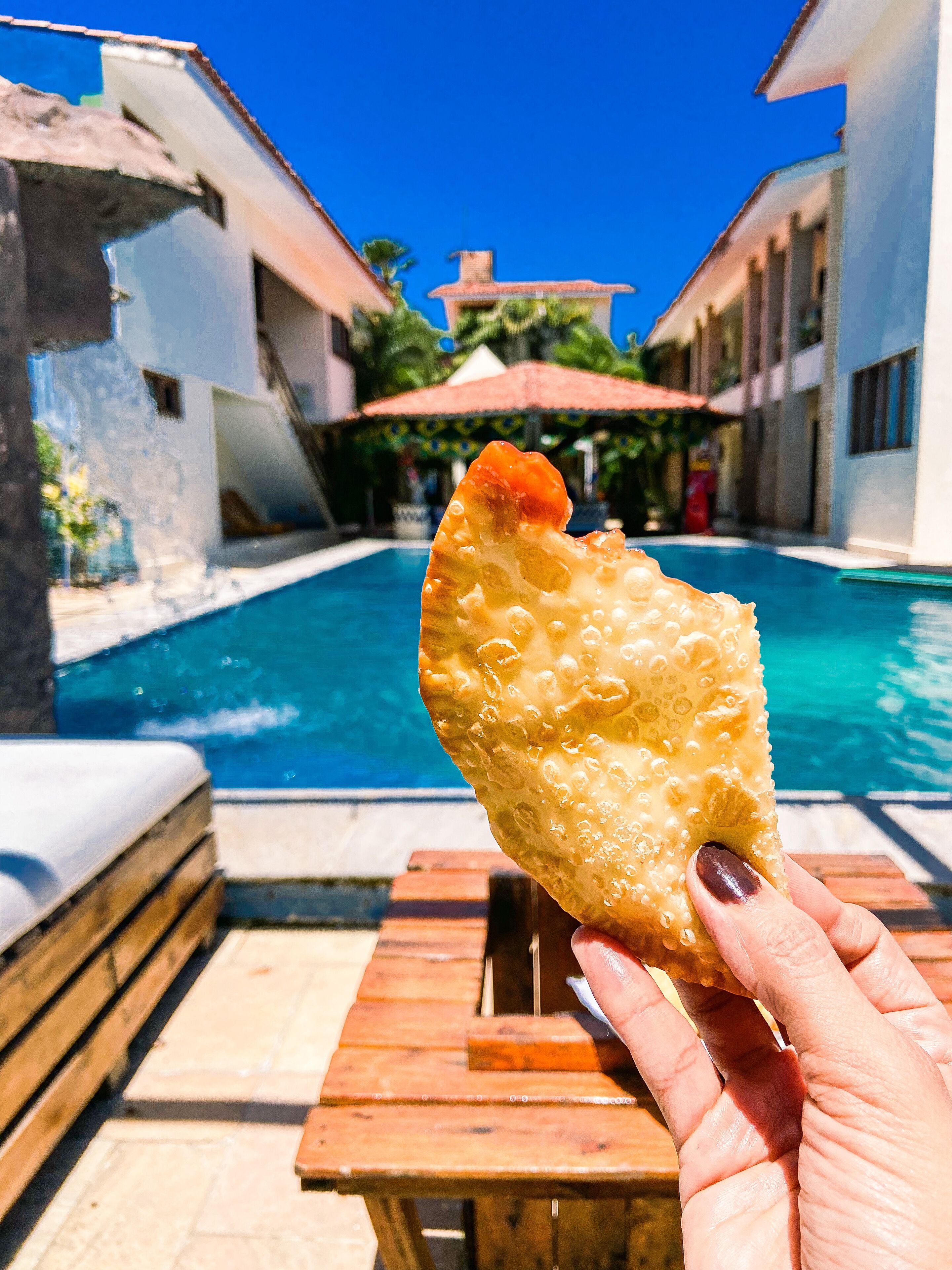 Piscine extérieure, chaises longues