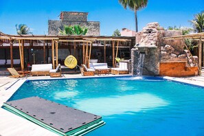Piscine extérieure, chaises longues