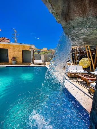 Una piscina al aire libre, sillones reclinables de piscina