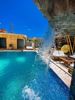 Piscina externa, espreguiçadeiras